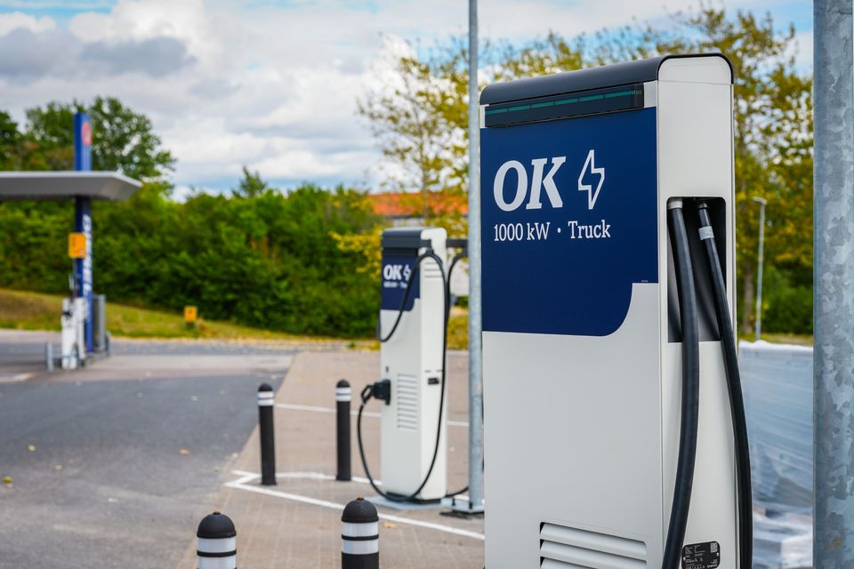 I Korsør kan vognmænd og chauffører se frem til at lade ved Sjællands første offentlige megawattlader. Foto: OK
