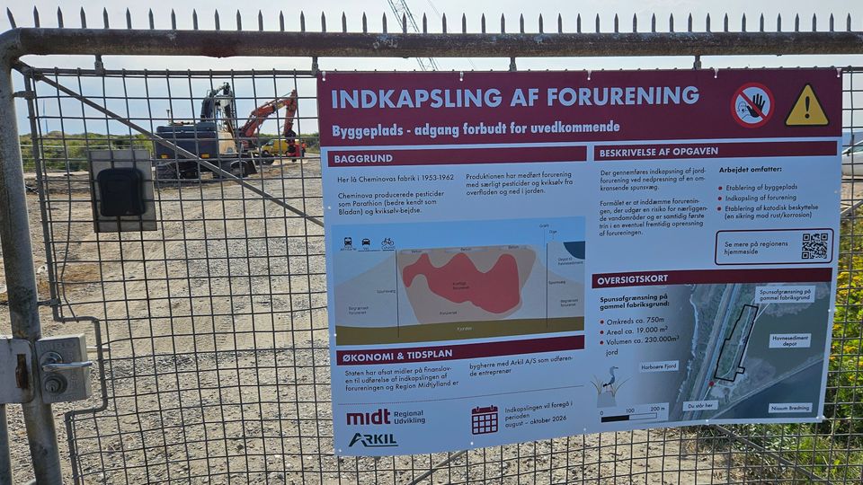 Indkapslingen af generationsforureningen på Cheminovas gamle fabriksgrund på Harboøre Tange er nu i gang. Entreprenørfirmaet Arkil løser opgaven for Region Midtjylland. Foto: Region Midtjylland
